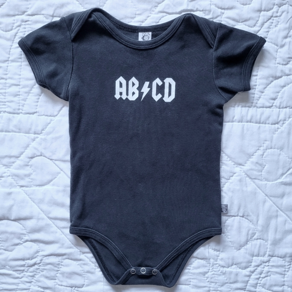 2/$15 🌼 Bee Silly ABCD Onesie